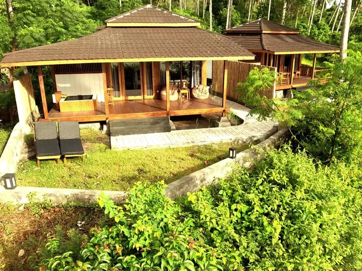  Sulawesi, Dive into Lembeh Resort: Panorama view bungalows