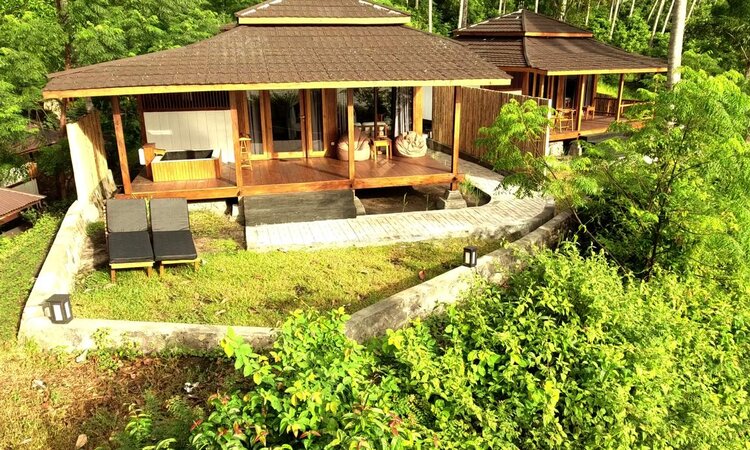  Sulawesi, Dive into Lembeh Resort: Panorama view bungalows