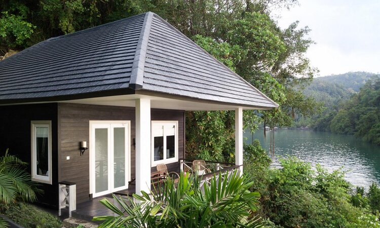  Premium Luxury Cottage with terrace and sea view at Lembeh Resort
