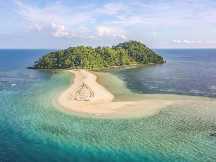 Saronde Island Resort, Sulawesi: weisser Resort-Sandstrand