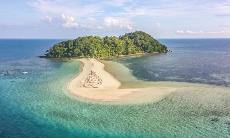 Saronde Island Resort, Sulawesi: weisser Resort-Sandstrand