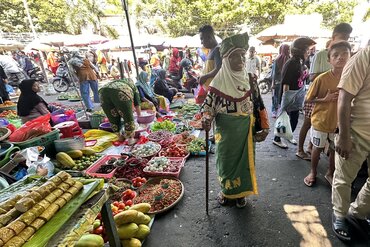 Indonesia, Moluccas: Market on Spice Island of Ternate