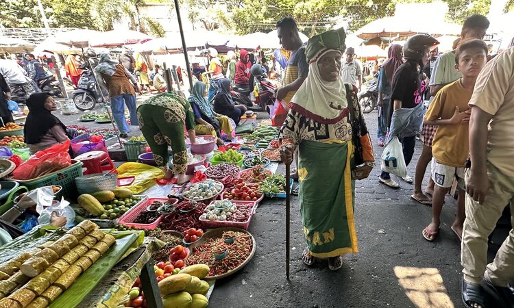 Indonesia, Moluccas: Market on Spice Island of Ternate