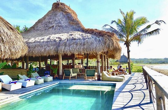 Sumba Beach House, Indonesien: Pool mit Blick zur Strandbar