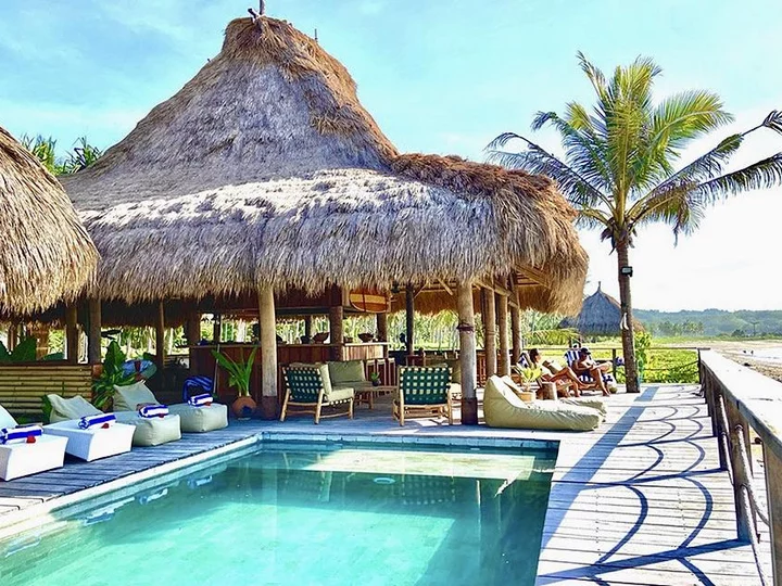  Sumba Beach House, Indonesia: Pool with a view of the beach bar