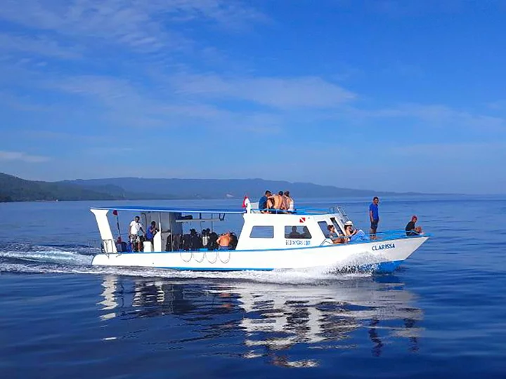 Sulawesi: White Sands Beach Resort Lembeh - Diving boat