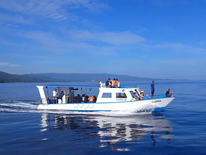 Sulawesi: White Sands Beach Resort Lembeh - Tauchboot