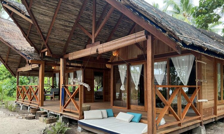 Metita Beach & Dive Resort - Molukken, Morotai: Family Cottage, Terrasse