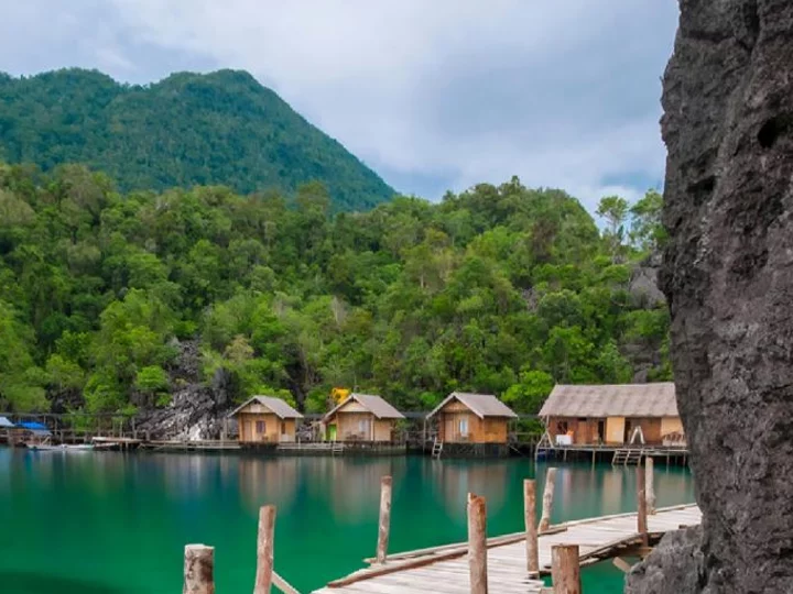 Sulawesi, Labengki island: Desa Orang Bajo
