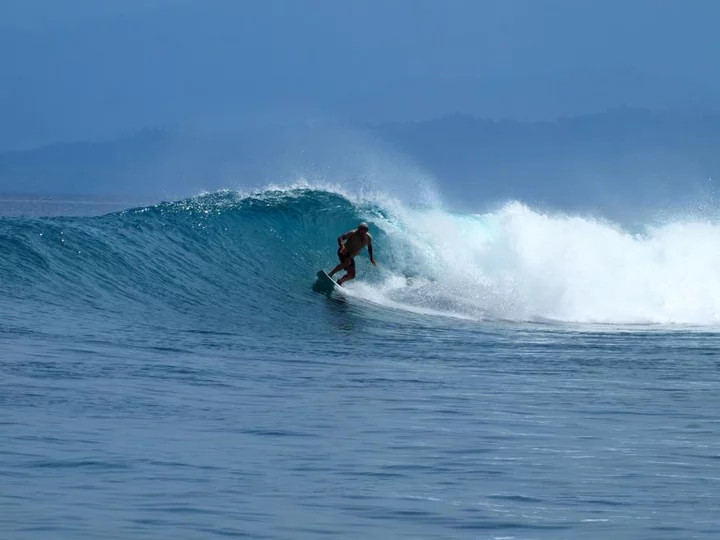 Molukken, Morotai: Surfspot vor den Toren den Moro Ma'Doto Resorts