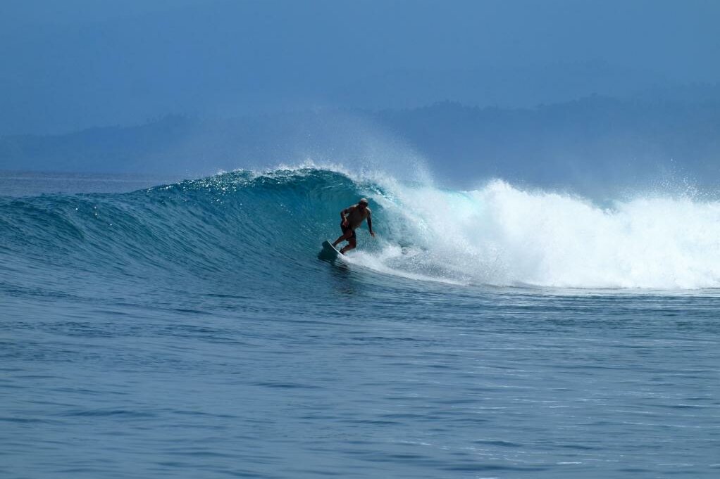 Molukken, Morotai: Surfspot vor den Toren den Moro Ma'Doto Resorts