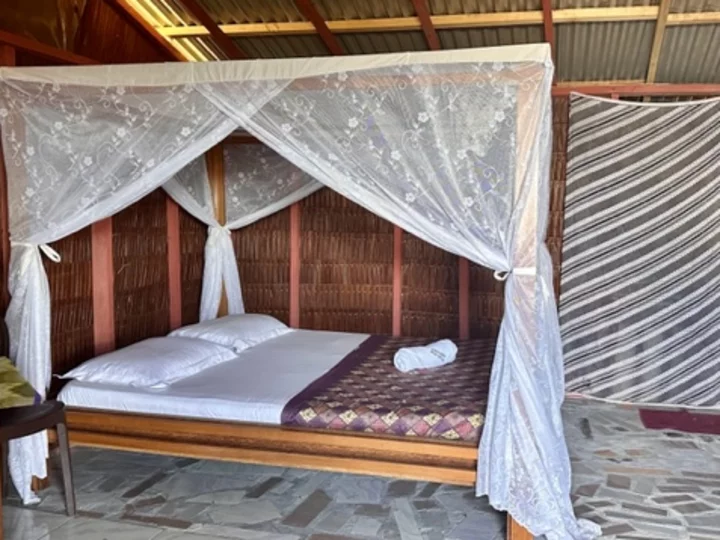Molukkeninsel Halmahera: Kupa-Kupa Beach Cottage Resort Innenansicht