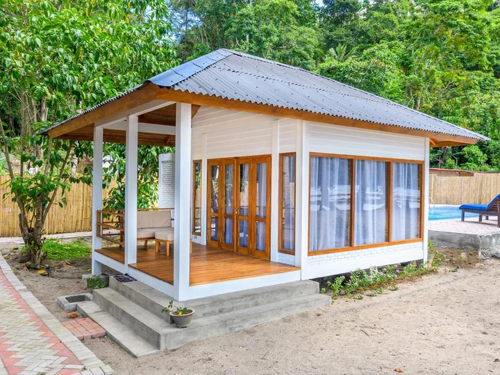 Sulawesi: White Sands Beach Resort Lembeh - Bungalow Aussenansicht