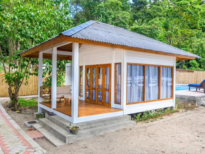  Sulawesi: White Sands Beach Resort Lembeh - Bungalow exterior view