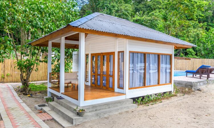  Sulawesi: White Sands Beach Resort Lembeh - Bungalow exterior view
