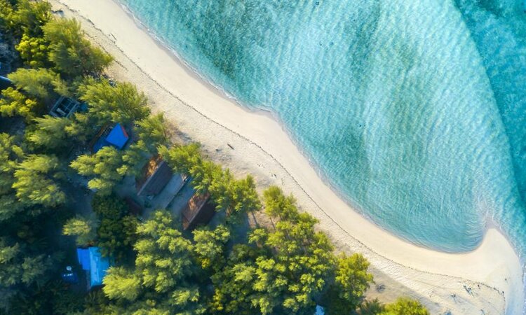 Saronde Island Resort, Sulawesi: Resort sandy beach with boat