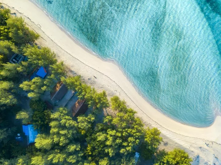 Saronde Island Resort, Sulawesi: Resort sandy beach with boat