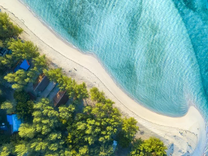 Saronde Island Resort, Sulawesi: Resort-Sandstrand mit Boot
