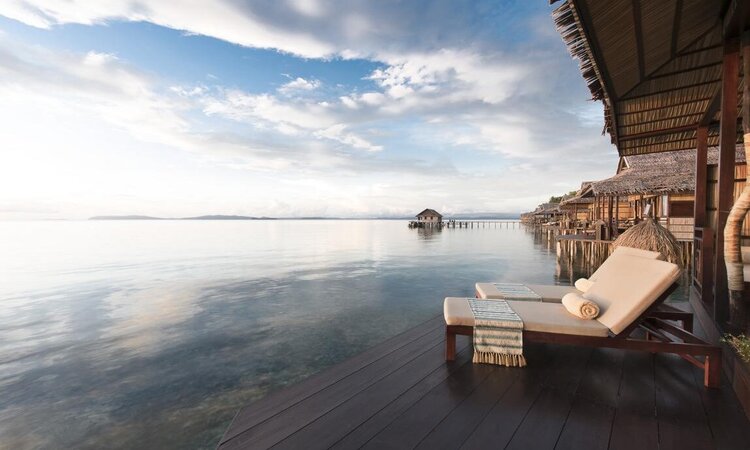 Papua Paradise Eco Resort, Raja Ampat: Deluxe Bungalow Terrasse