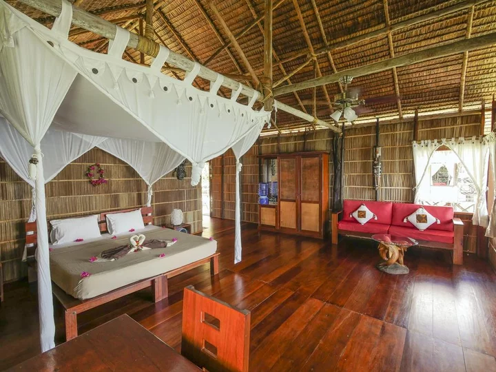Papua Explorers Dive Resort: Waterbungalow inside