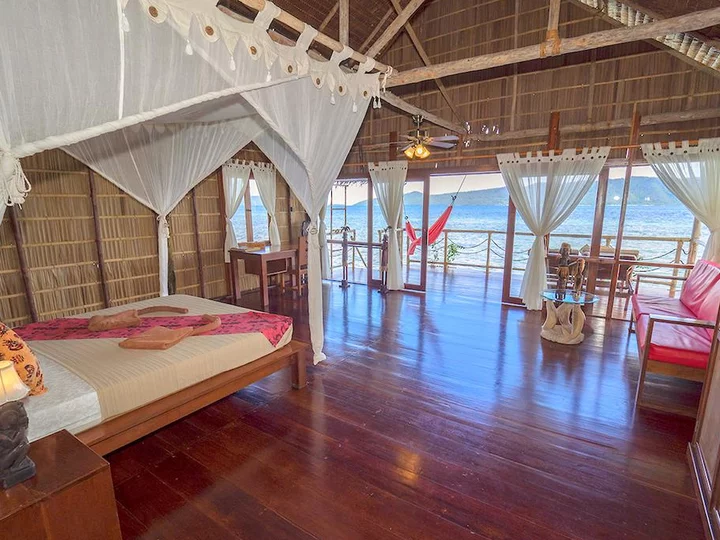 Papua Explorers Dive Resort: Waterbungalow inside view