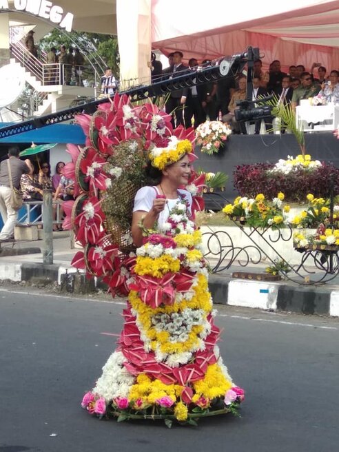 Tomohon Flower Festival: Mädchen in Blumenkleid I Girl in flower dress