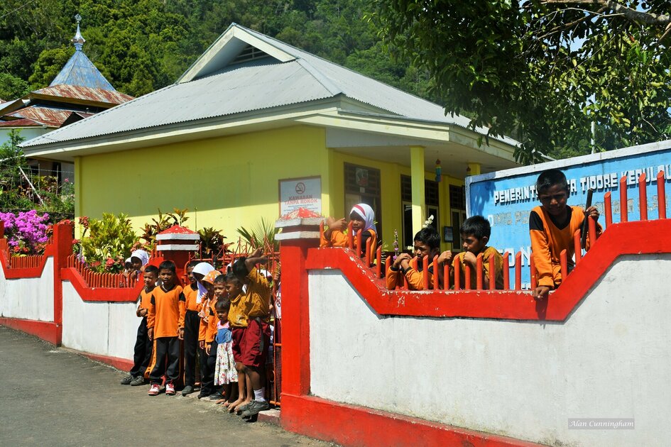 Molukken Gewürzinsel Tidore: Schulkinder sind neugierig auf ausländische Besucher