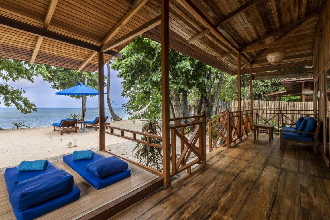 Beach View Villa Terrasse mit Meerblick im Siladen Ressort & Spa, Nord-Sulawesi