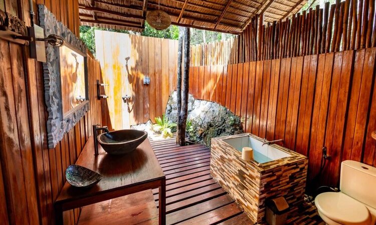 Raja Ampat Biodiversity Nature Resort: Deluxe Suite Bathroom
