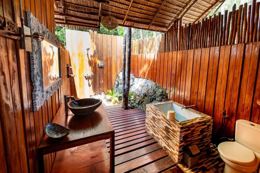 Raja Ampat Biodiversity Nature Resort: Deluxe Suite Bathroom