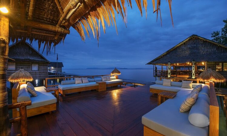 Raja Ampat, Papua Paradise Resort: Sonnenterrasse bei Dämmerung