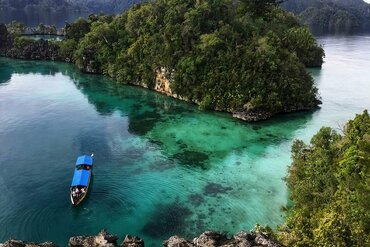 Sulawesi, Labengki island: Boat in lonely bay