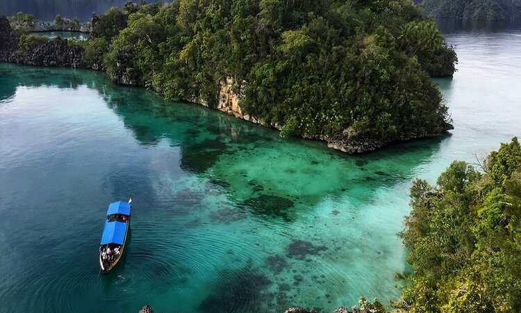 Sulawesi, Insel Labengki: Boot in einsamer Bucht