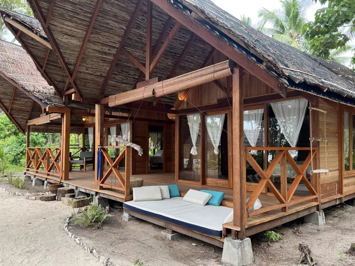 Metita Beach & Dive Resort - Moluccas, Morotai: Family Cottage, Terrasse