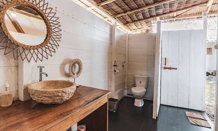 Sulawesi, Togean Islands Reconnect Resort: Glamping Hut Bathroom