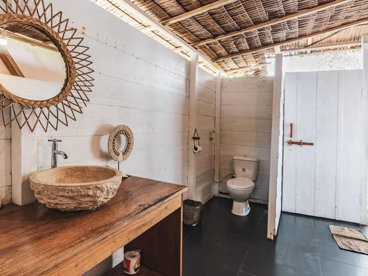 Sulawesi, Togean Islands Reconnect Resort: Glamping Hut Bathroom