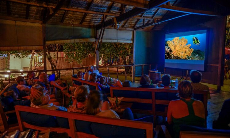 Insel Sulawesi: Filmnacht im Siladen Resort & Spa