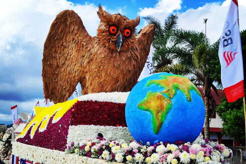 Tomohon Flower Festival: Parade der Blumenwagen I Flower floats parade