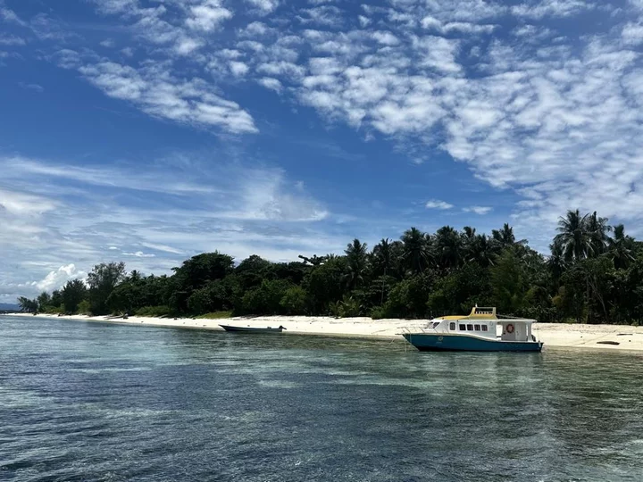 Metita Beach & Dive Resort - Molukken, Morotai: Boote am Strand