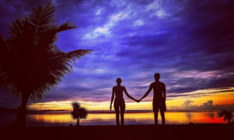 Coconut Garden Beach Resort, Flores, Indonesia: Couple on the beach at sunset