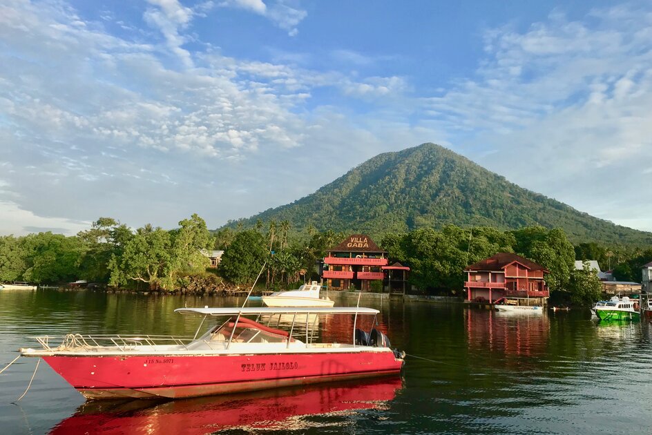 Molukken Gewürzinsel Halmahera: Boot vor Mt. Gamkonora, Halmaheras spektakuläre Küstenlandschaft