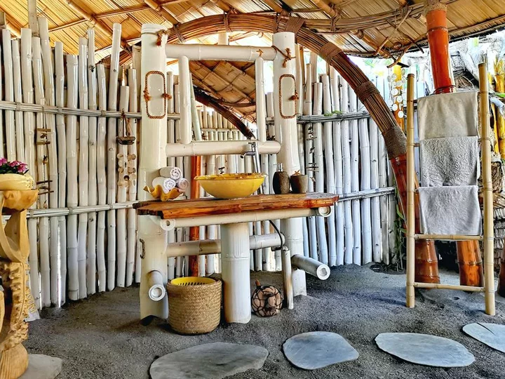 Bad im Beach Bungalow, Coconut Garden Beach Resort - Insel Flores