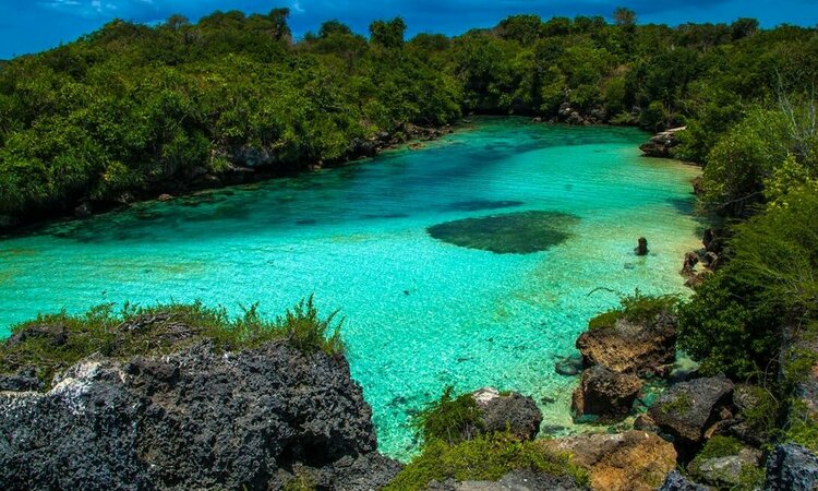 Indonesien, kleine Sundainsel Sumba: Versteckte Weekuri Lagune mit glasklarem Wasser