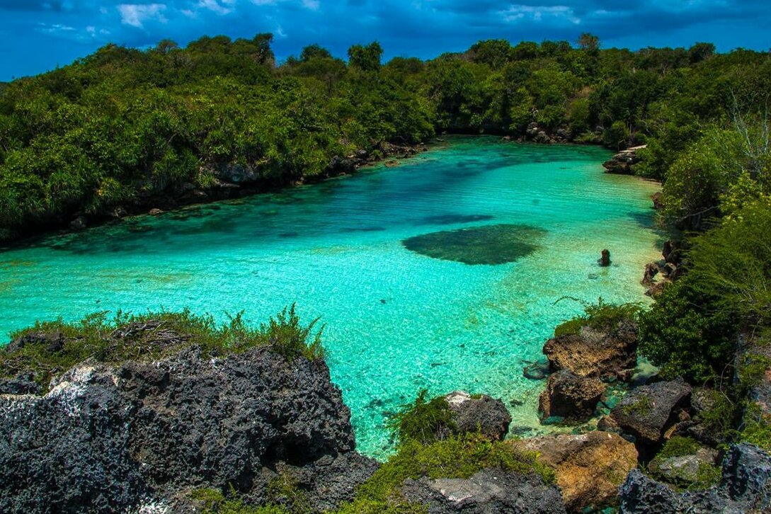 Indonesien, kleine Sundainsel Sumba: Versteckte Weekuri Lagune mit glasklarem Wasser