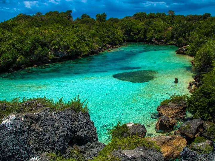 Indonesien, kleine Sundainsel Sumba: Versteckte Weekuri Lagune mit glasklarem Wasser