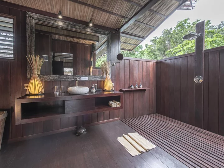 Raja Ampat, Papua Paradise Eco Resort: Deluxe Bungalow Bathroom