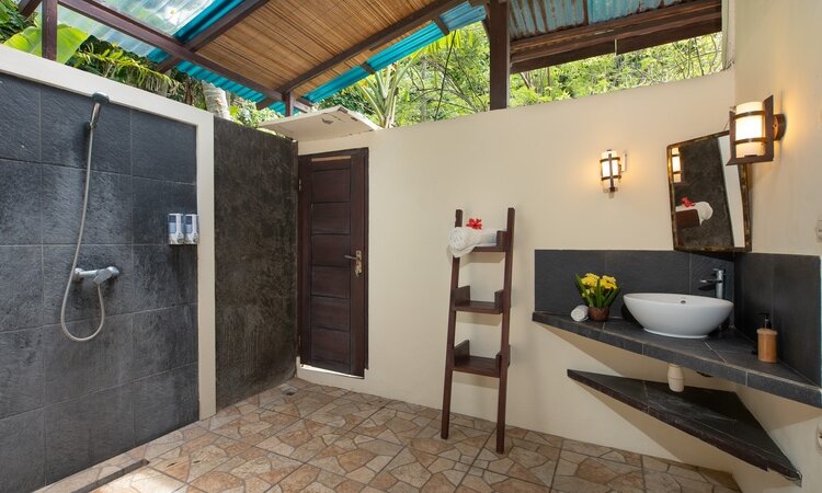 North Sulawesi, Murex Resort Bangka: Standard Oceanview Cottage Bathroom
