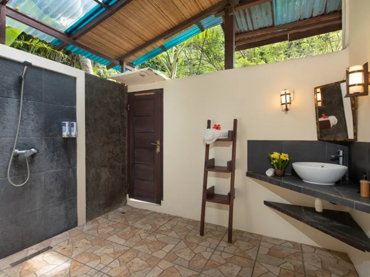 North Sulawesi, Murex Resort Bangka: Standard Oceanview Cottage Bathroom