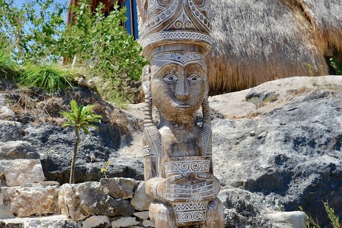 Welcome-Statue aus Stein im Eco Resort Sumba Dream - Insel Sumba