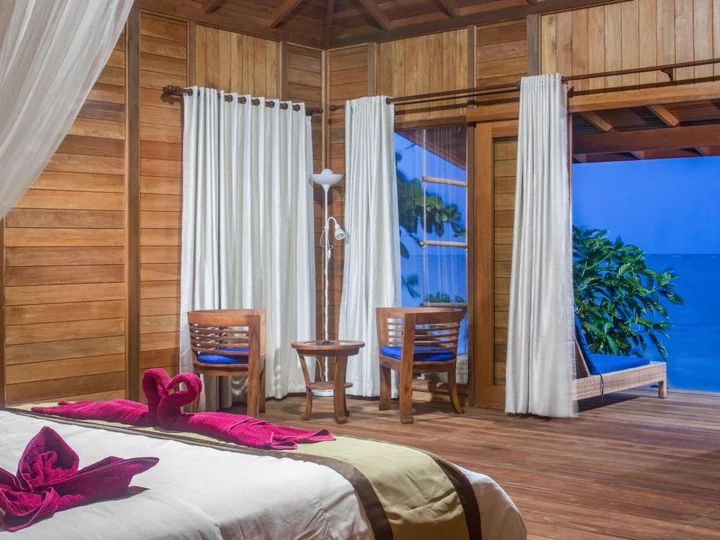  Sali Bay Resort - Molukken: Villa von innen mit Meerblick